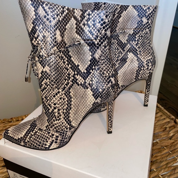 Genuine Leather Natural Snake Skin Print Nine West Tirzah Ankle Boots 6.5 - Picture 2 of 11